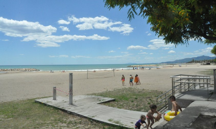 Aspecte de la platja de la Llosa, al litoral de Ponent, ahir al migdia