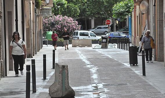 Aspecte del tram final del carrer de Sant Plàcid, aquest matí