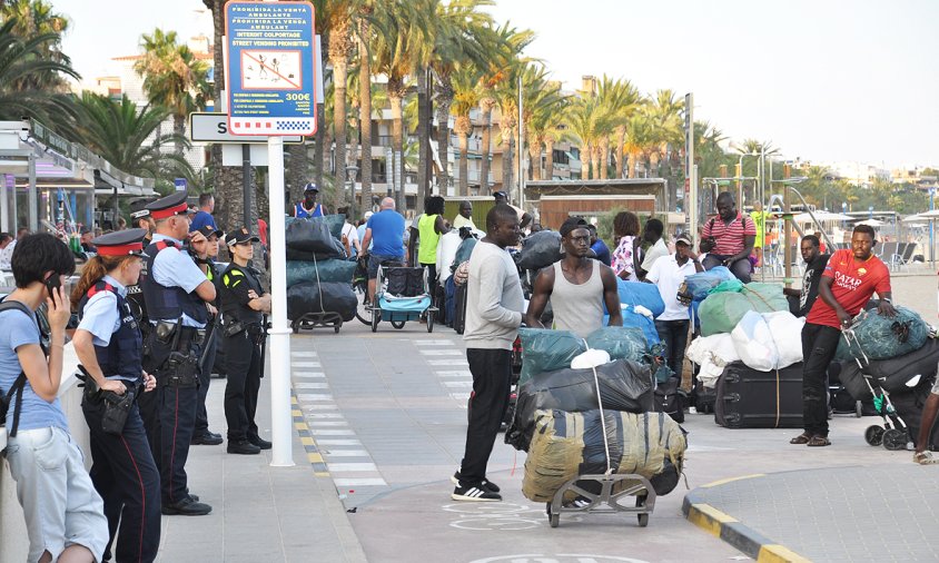 Policia Local i Mossos controlant els manters, al passeig litoral del Cap de Sant Pere amb el límit amb Salou, l'estiu de 2018