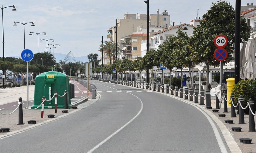 Façana del port totalment deserta, el diumenge 12 d'abril, Diumenge de Pasqua