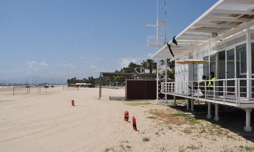 Socorristes al centre de coordinació de la platja del Regueral, ahir al migdia