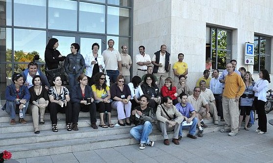 Treballadors municipals esmorzant a les portes de la Casa de la Vila, aquest matí