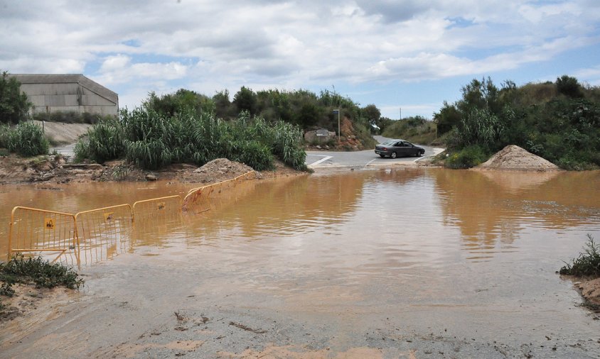 El camí de Vilafortuny al seu pas per la riera de Riudoms inundat, en una imatge d'ara fa una setmana