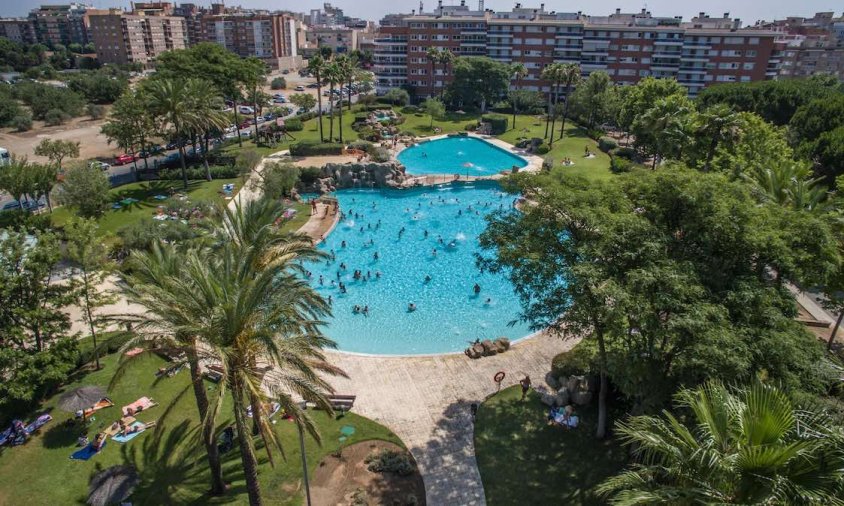 Vista aèria de les piscines municipals del parc dels Capellans, a Reus