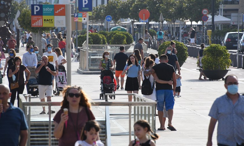 Gent passejant pel Port, el primer cap de setmana de juny