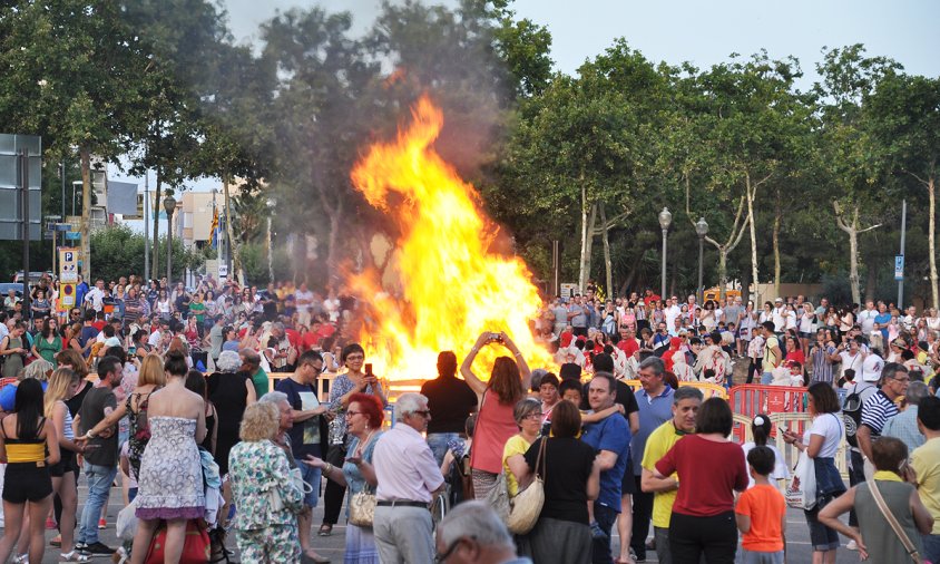 Foguerada al mig del pàrquing de l'Ateneu, l'any passat, en motiu de l'arribada de la flama del Canigó