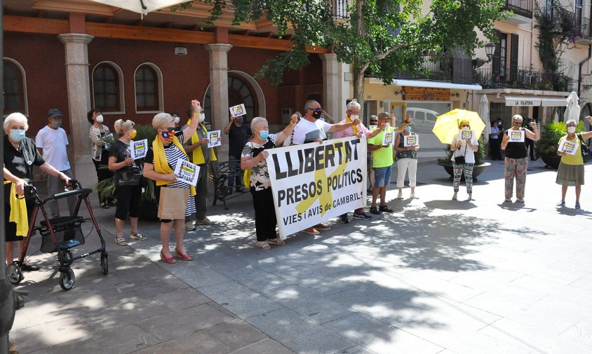 Els Avis i Àvies, ahir, a la plaça de la Vila