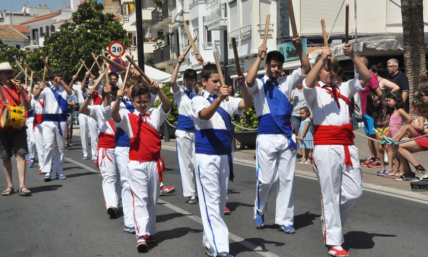 El Ball de Bastons al seguici de la diada de la Festa Major de Sant Pere de l'any passat