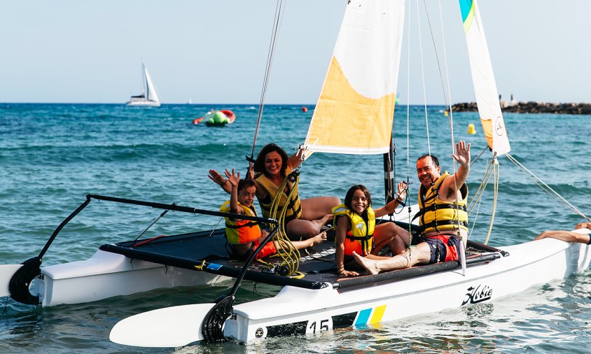 Activitat nàutica en un catamarà