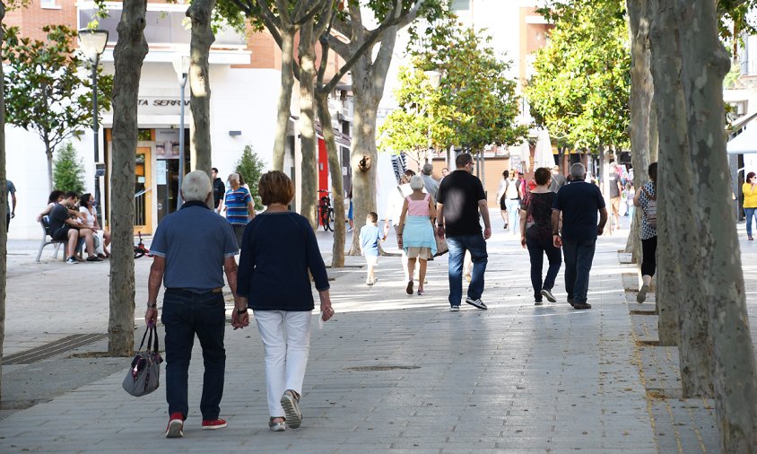 Imatge de gent passejant per la plaça de Mossèn Joan Batalla, aquest mes de juny