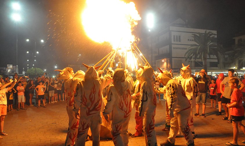 Encesa dels diables Cagarrieres al Cagafoc de la Festa Major de Sant Pere, l'any passat