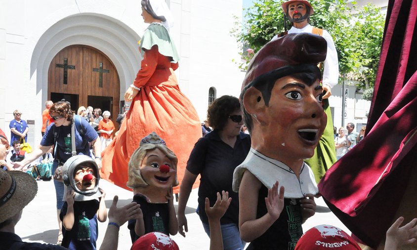 Ball de gegants i nanos a la plaça de l'església de Sant Pere, el 29 de juny de l'any passat