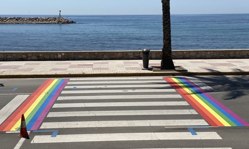 Imatge d'un pas de vianants del passeig marítim pintat amb els colors del col·lectiu LGTBI