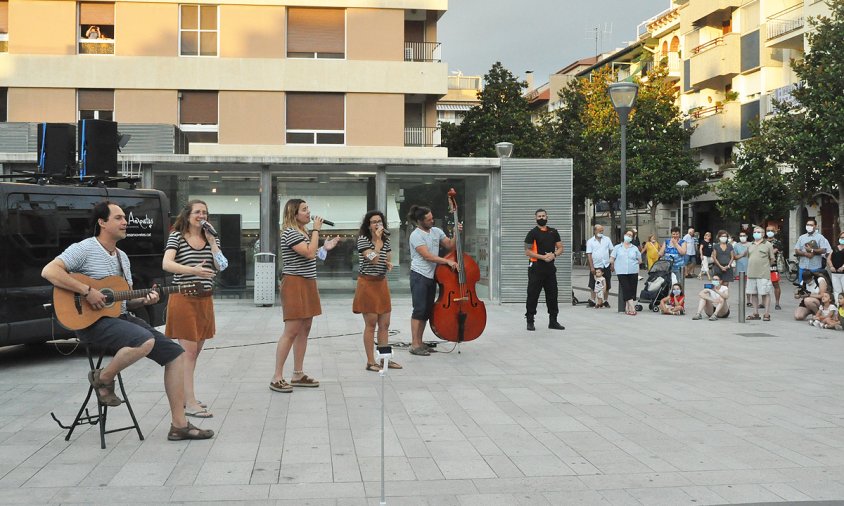 Actuació d'havaneres, ahir al vespre a la plaça del Pòsit, amb el grup Les Anxovetes