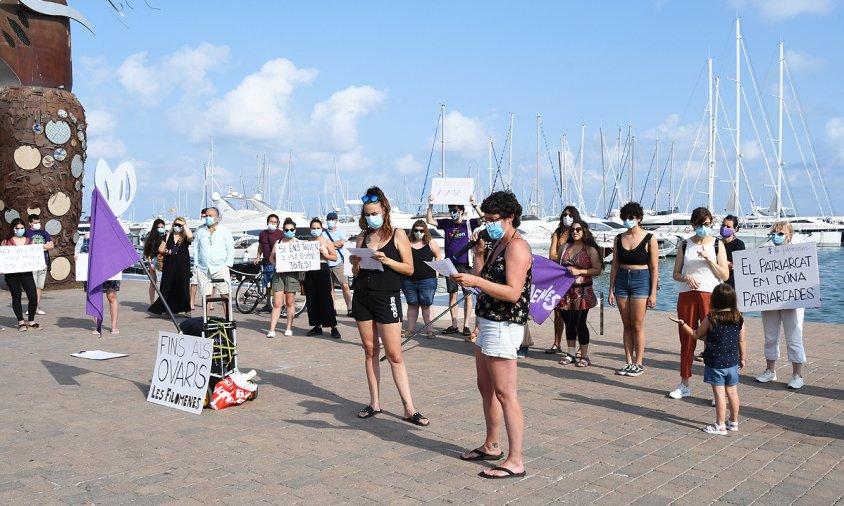 El col·lectiu feminista Les Filomenes va llegir, ahir, un manifest arran de l'agressió sexual produïda a cambrils la nit de Sant Joan