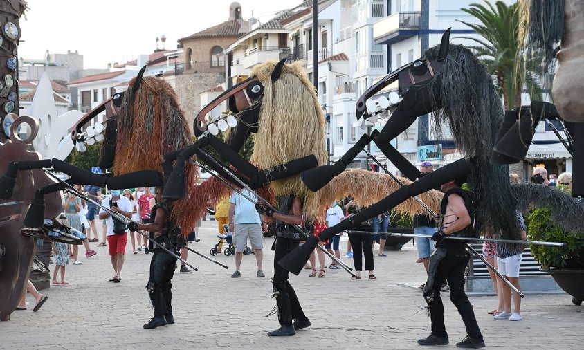 L'espectacle itinerant Cavalls de Menorca va recórrer la façana del Port