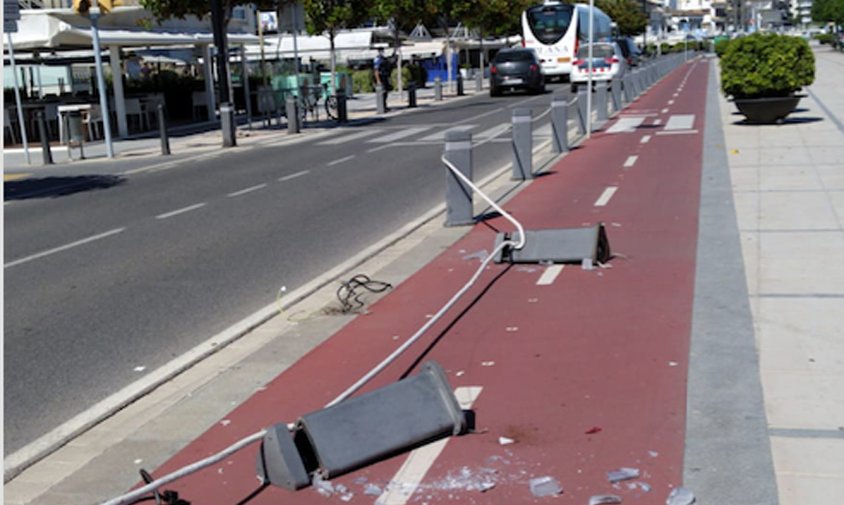 Imatge de les dues pilones xafades al mig del Port