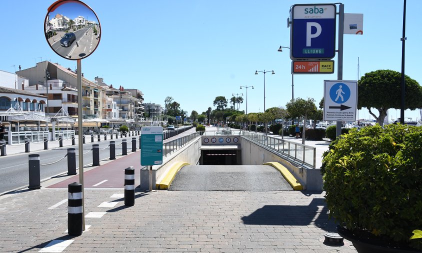 Imatge d'una de les dues entrades al pàrquing del Port