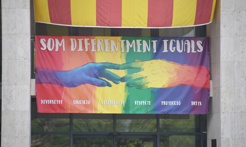 Pancarta penjada a l'edifici de l'Ajuntament amb motiu del Dia de l'Orgull LGTBI, el passat 28 de juny