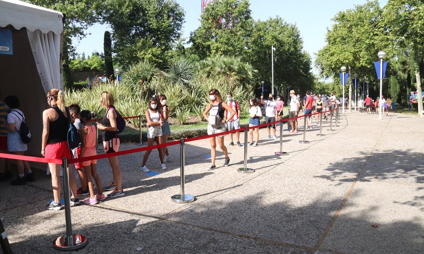 Carpa de control de temperatura i seguretat per accedir a PortAventura, el primer dia d'obertura