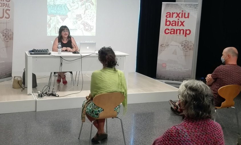 Montserrat Flores durant la presentació del llibre 'Resistir epidèmies al Camp i al Priorat' el passat dimarts
