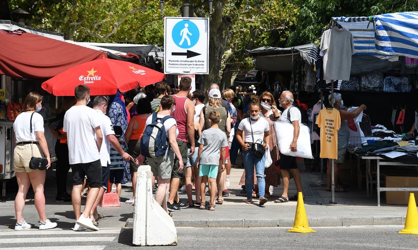Aspecte d'un dels accesos al mercadet ambulant, ahir al matí
