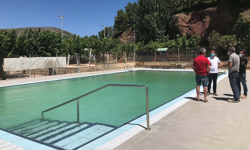 La piscina de Masriudoms amb la direcció de l'obra i el regidor d'Esports de Vandellòs i l'Hospitalet de l'Infant, Diego García