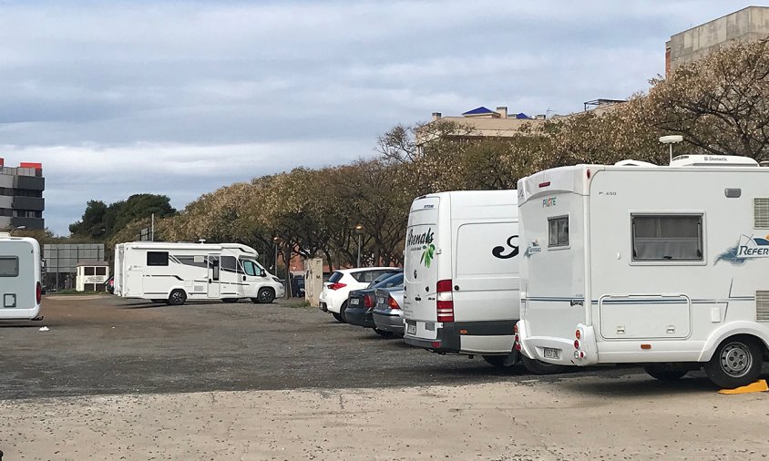 Autocaravanes estacionades al pàrquing proper a l'Auditori, aquest mes de març