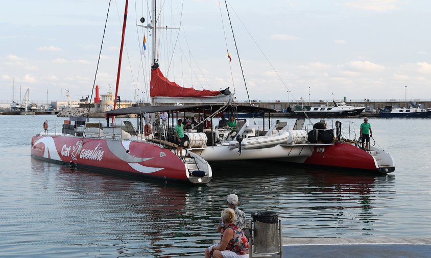 Imatge d'un dels catamarans entrant al Port de Cambrils