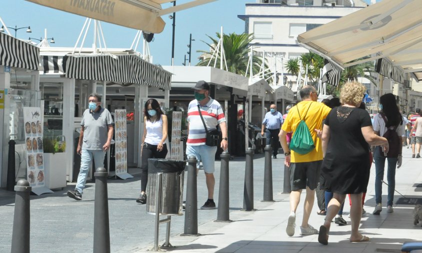 Imatge d'arxiu de gent passejant pel Port