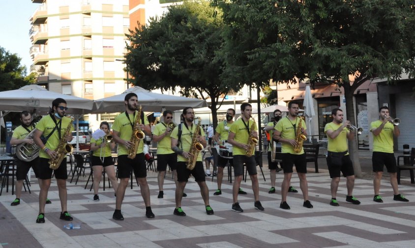 Un moment de l'actuació de la xaranga Bandsonats a la plaça d'Aragó