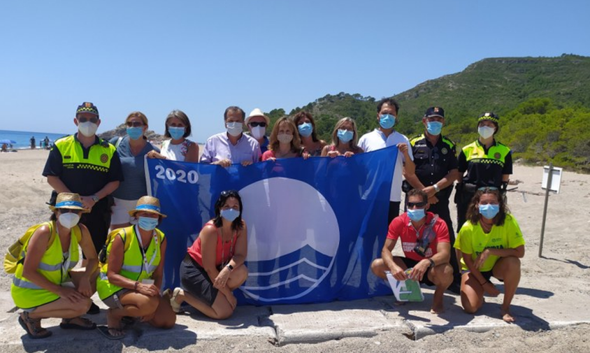 Els representants municipals, acompanyats dels informadors de platja i de la Policia Local, en l'acte oficial de la hissada de la Bandera Blava