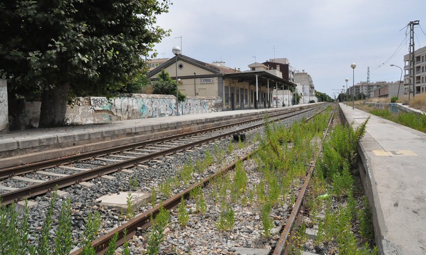Aspecte actual de l'antiga estació de tren sis mesos després del seu tancament