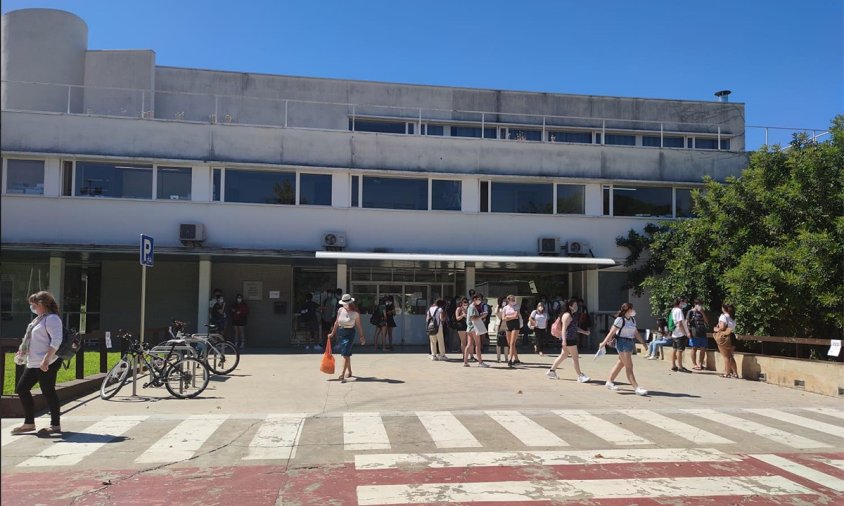 Exterior de l'Institut Cambrils la setmana passada, quan va ser una de les seus de les PAU