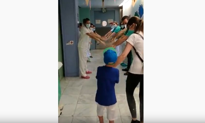 Captura d'imatge del vídeo en el què l'Adrián i la seva mare són acomiadats pel personal sanitari