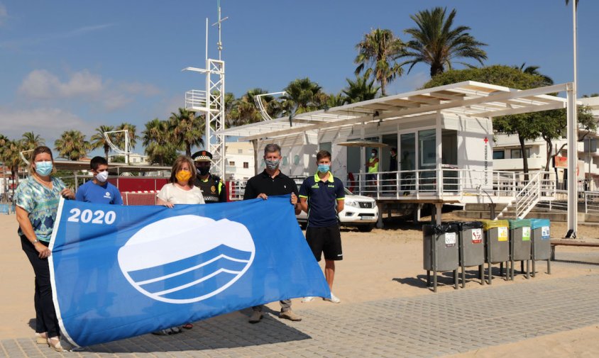 La regidora de Turisme Marta Borràs, l'alcaldessa Camí Mendoza i el regidor de Serveis Lluís Abella, aquest matí, a l'acte d'hissada de la Bandera Blava