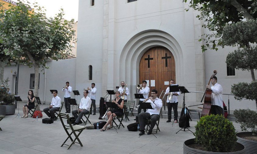 Un moment de l'audició de sardanes amb la Cobla Reus Jove, ahir al vespre, a la plaça de l'església de Sant Pere