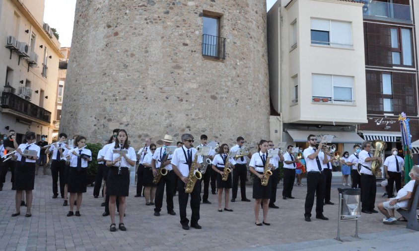 Actuació de l'Agrupació Musical l'Emburgada del Perelló, ahir al vespre, davant de la Torre del Port