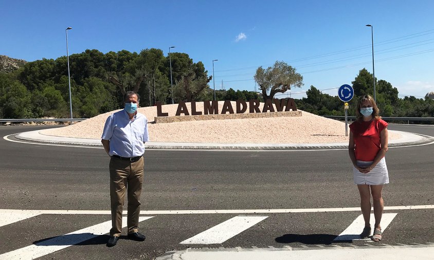 L'alcalde Alfons Garcia i la regidora de Turisme Maria José Gómez durant la visita a la rotonda