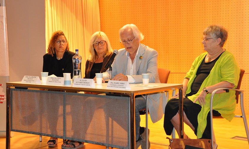 Les regidores Hèléne Arcelin i Cinta Ballesté, el president de l'Aula de la Gent Gran de Cambrils, Lluís Álvarez, i la coordiandora de les Aules Universitàries, Isabel Miró, durant la inauguració de l'Aula d'Extensió Universitària de Gent Gran a l'octubre