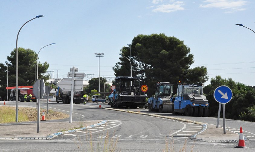 Imatge dels treballs d'asfaltatge, aquest matí, a l'accés a l'antic peatge de l'AP-7