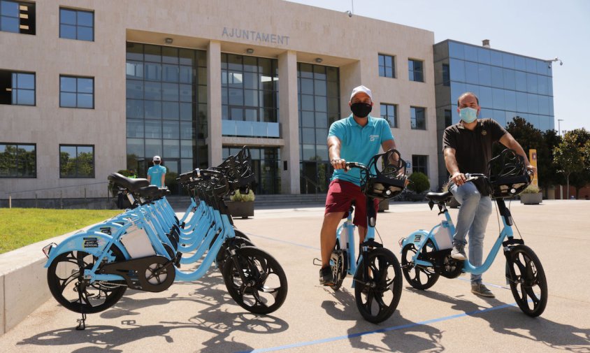 Presentació de les noves bicicletes elèctriques, aquest matí, a la plaça de l'Ajuntament