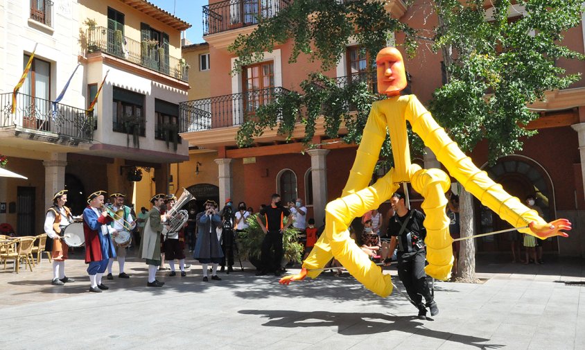 Un moment de l'espectacle de titelles, a la plaça de la Vila, ahir al matí