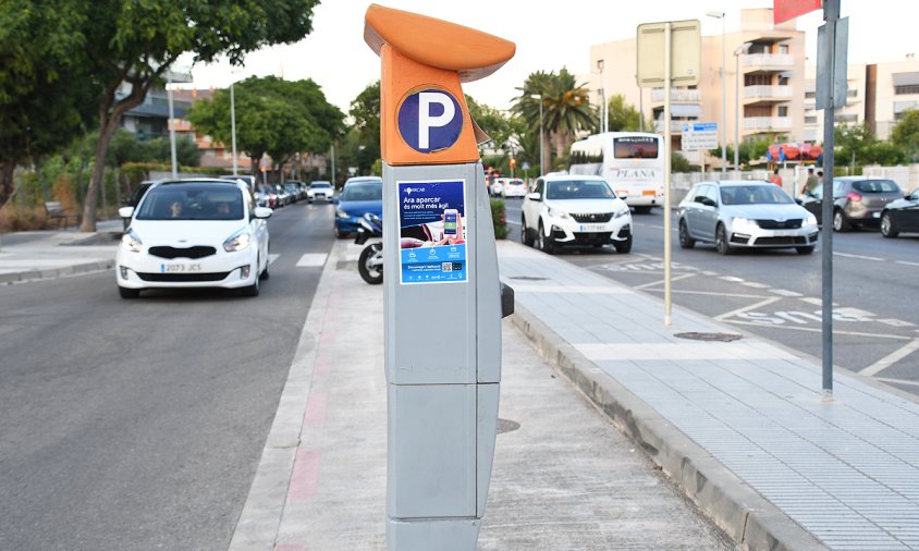 Parquímetre de l'avinguda de la Diputació prop de l'Esquirol, ahir a la tarda, que regula l'estacionament de la zona taronja d'aquesta via