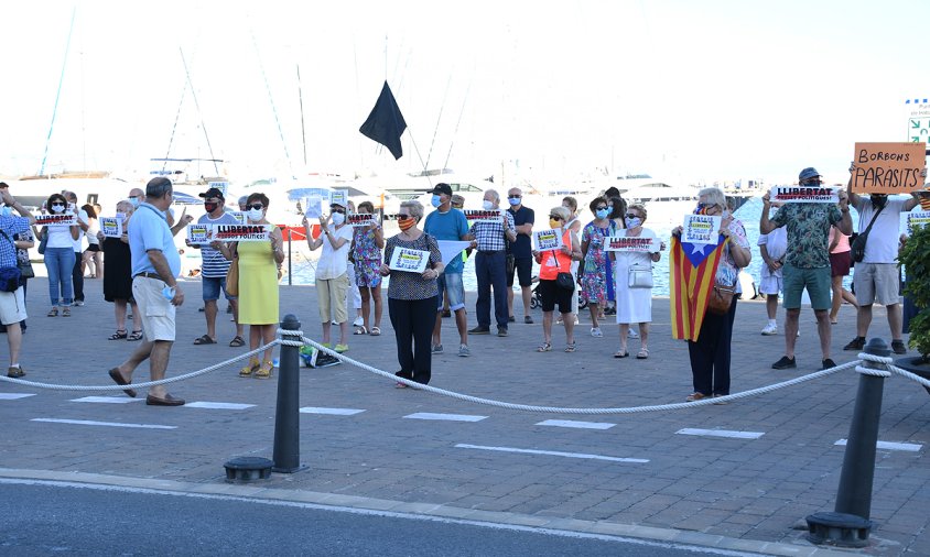 Una de les concentracions de la plataforma "Anem per feina", aquest mes de juliol, en què es veu un vianant que increpa els manifestants