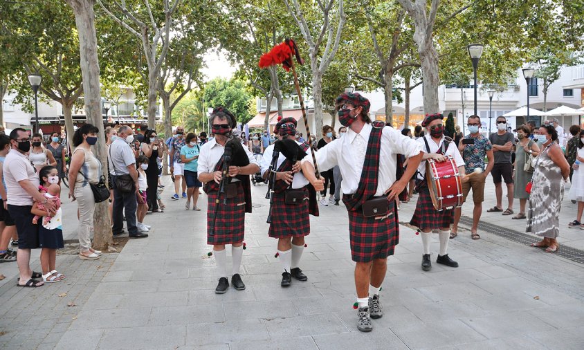 Els Mckensy's, ahir al vespre, recorrent la plaça de mossèn Batalla