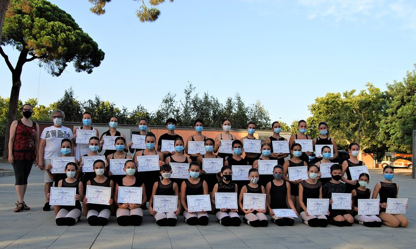 Els alumnes participants a la mostra de l'Stage, juntament amb la directora de l'Estudi Giselle, Elena Alcalá, i el coreògraf Ramón Oller