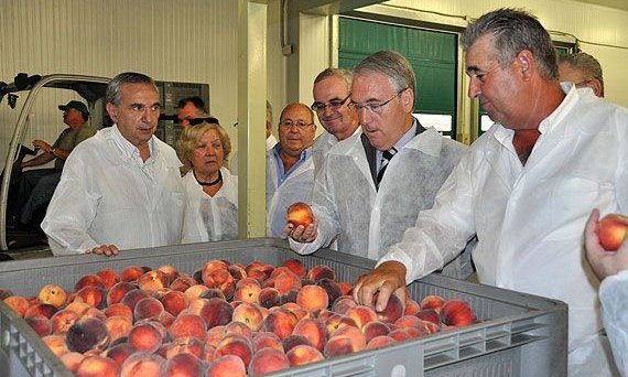 El president de la Diputació, Josep Poblet, durant la seva visita a la Cooperativa Agrícola