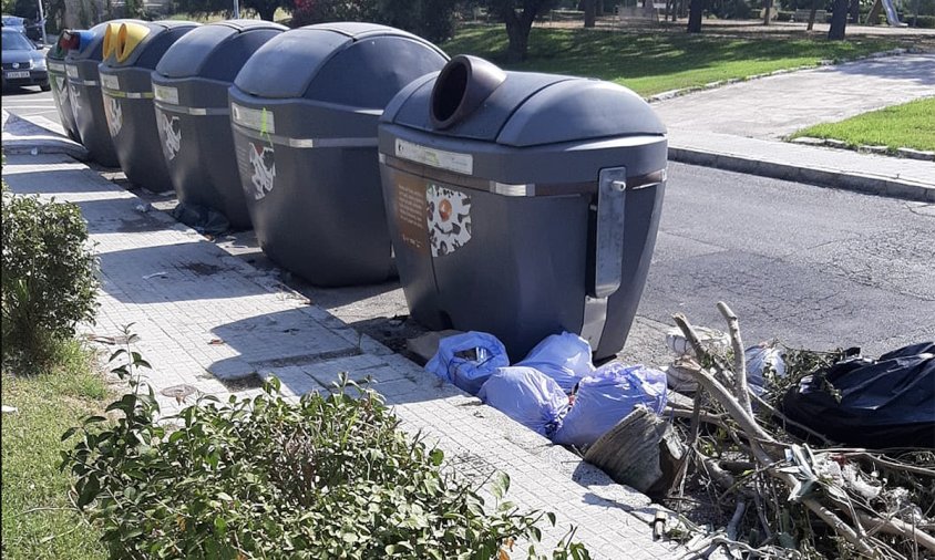 Aspecte dels contenidors del carrer Baronia, a la part del darrere del Castell de Vilafortuny