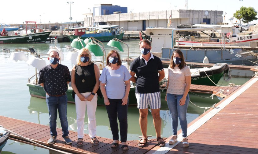 Imatge de l'acord entre l'Ajuntament i la Confraria de Pescadors, aquest matí, al moll